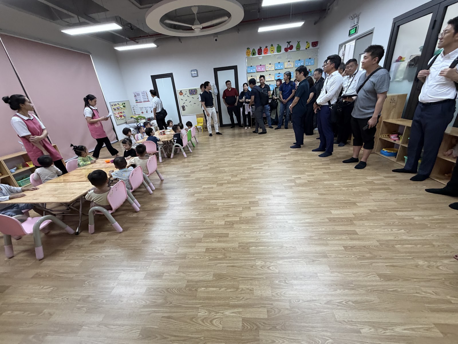 現地保育施設の視察風景